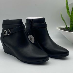 GIANI BERNINI
Cherie Wedge Booties in black faux leather and silver buckle 8M